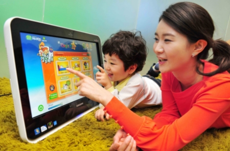 ↑삼성전자가 3일 선보인 어린이 학습기능을 강화한 일체형 PC 'MU200 매직키즈 원'. 