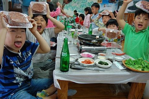 외식프랜차이즈 업계 “어린이 손님 잡아라~”