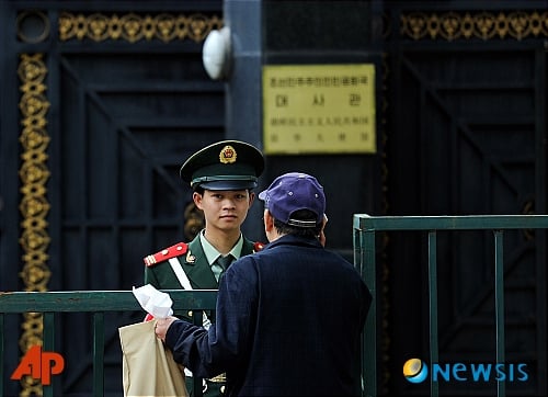 [사진]김정일 위원장 방문 기다리는 中 주재 北 대사관