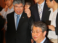 김중수 한국은행 총재가 12일 오전 서울 한국은행에서 열린 5월 금융통화위원회에 참석하며 임종룡 기획재정부 1차관을 바라보고 있다. 사진=이명근 기자.