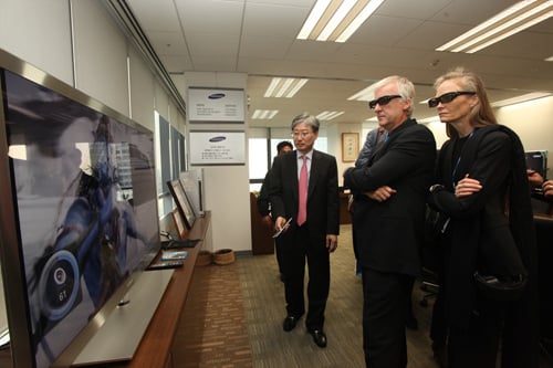 ↑영화 '아바타'의 제임스 캐머런 감독과 그의 부인 수지 에이미스가 13일 오후 삼성전자 수원 사업장을 찾아 최근 출시된 '삼성 3D TV 9000' 시리즈 신제품을 통해 영화 '아바타'를 보고 있다. 