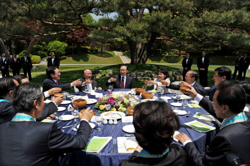 ↑이명박 대통령이 14일 중소기업 주간을 맞아 중소기업 대표와 근로자, 소상공인들을 청와대로 불러 오찬을 함께하고 있다. 