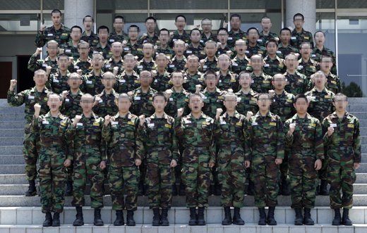 군복입은 김지석 훈련소 사진, 진지한 표정 - 머니투데이