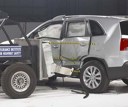 ↑2011년형 쏘렌토R의 측면충돌테스트(출처:IIHS)