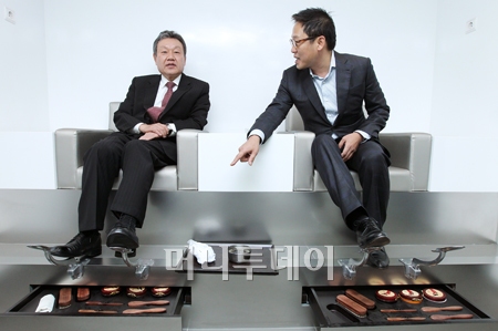 ▲어윤대 위원장과 정태영 사장이 여의도 현대카드 본사 내 슈샤인(Shoe shine)에서 구두를 닦으며 담소를 나누고 있다. 현대카드는 지난해 사내 시설에 대한 리노베이션을 실시하면서 이 같은 슈샤인을 설치했다. 미국 뉴욕 출장 중 방문한 록펠러센터 내 슈샤인 시설을 보고 영감을 받은 정 사장이 직접 설치를 주문했다. 사진=유동일 기자<br>
