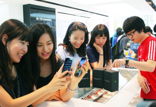 24일 오후 명동 SK텔레콤 T월드 멀티미디어 매장을 찾은 고객들이 출시된 삼성의 안드로이드 기반 스마트폰 '갤럭시S' 단말기를 구경하며 구매 상담을 받고 있다. 사진제공 : SK텔레콤.