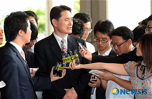 국무총리실 공직윤리지원관실 민간인 불법사찰 사건의 피해자인 김종익씨가 7일 오후 서울 서초동 서울중앙지검으로 출석하며 기자들의 질문에 답하고 있다