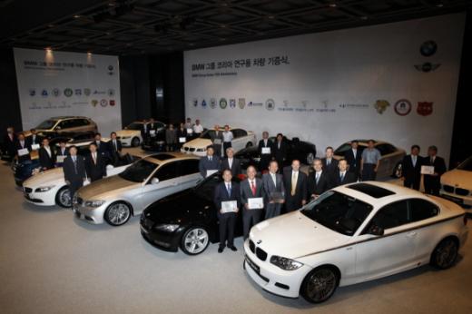 ↑BMW코리아는 창립 15주년을 맞아 21일 서울 하얏트 호텔에서  군터 지만 BMW 그룹 아시아 태평양 총괄 사장과 김효준 BMW 코리아 사장 등이 참석한 가운데 'BMW그룹 코리아 연구용 차량 기증 행사'를 열고 자동차 관련 대학 및 자동차 학과가 있는 고등학교에 연구용 실험 차량을 기증했다.