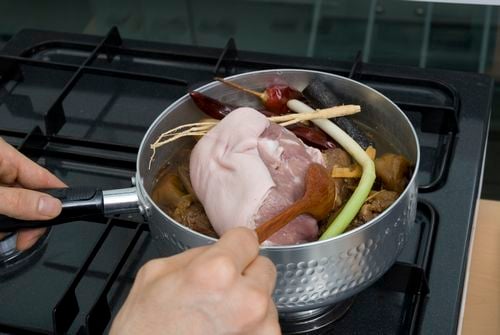 약초를 활용한 이색 소스로 맛보는 약선수육 '감로헌'