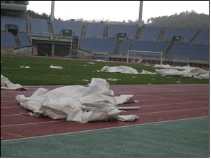 문학경기장 지붕막 삼킨 '곤파스'… 100억 피해