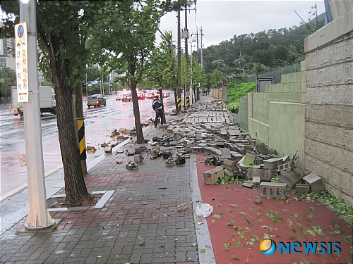 '곤파스' 강풍에 안양교도소 담장 무너져