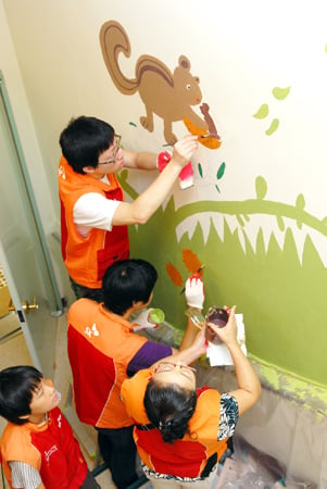 ↑ 청운양로원의 실내 벽에 SK건설 봉사단원들이 벽화를 그리고 있는 모습 ⓒSK건설