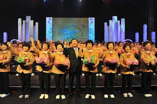 14일 서울 올림픽공원 체조경기장에서 열린 제40회 전국야쿠르트대회 시상식에서 한국야쿠르트 양기락 사장(가운데)과 25년 근속상을 수상한 야쿠르트아줌마들이 기념 촬영을 하고 있다.