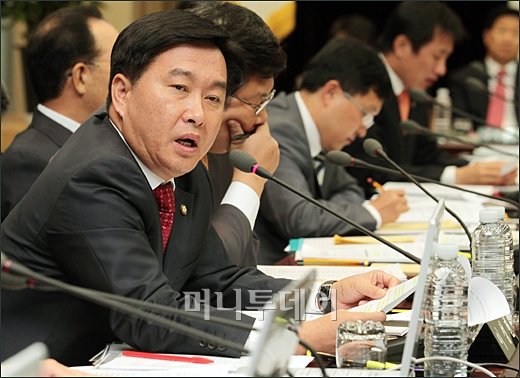 [사진]'예보 국감' 질의하는 한나라당 이성헌 의원