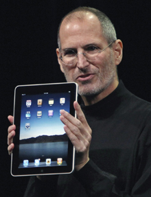 아이패드를 들고 있는 애플의 최고경영자(CEO) 스티브 잡스. 