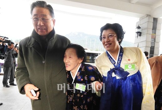 [사진]꼭 안고 상봉장 향하는 남북 가족