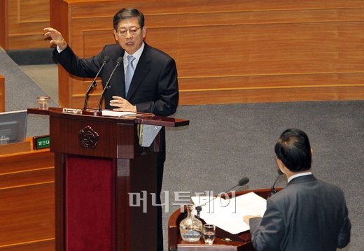 [사진]김황식 총리, '개헌은 국회 중심으로 공론화'