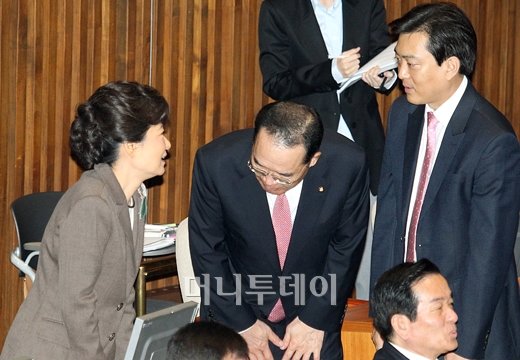 [사진]대화 나누는 박근혜 전 대표와 유정현 의원