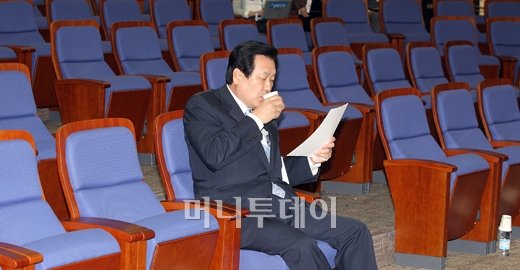 [사진]김무성 원내대표, '아직 아무도 안왔네'