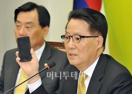 [사진]박지원 '청와대 대포폰, 국민에겐 소총폰?'