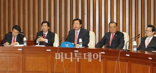 [사진]김무성 "대통령 영부인을 모욕했다"