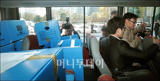 [사진]버스에 실려진 신한은행 압수물