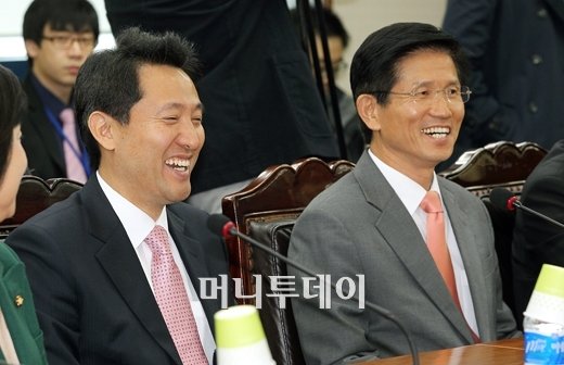 오세훈 서울시장(왼쪽)과 김문수 경기지사가 3일 한나라당 여의도당사에서 열린 최고중진연석회의에 참석해 환하게 웃고 있다. 