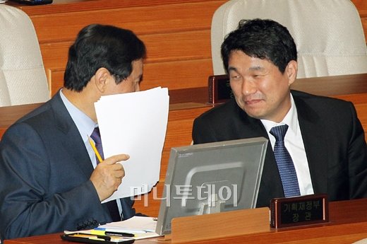 [사진]윤증현 장관, 입 가리고 '소곤소곤'