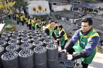 ↑아흐메드 에이 수베이 S-OIL CEO(오른쪽)를 비롯한 임직원들이 3일 서울 홍제3동 개미마을에서 따뜻한 겨울나기 사랑의 연탄 나누기 봉사활동을 펼치고 있다.