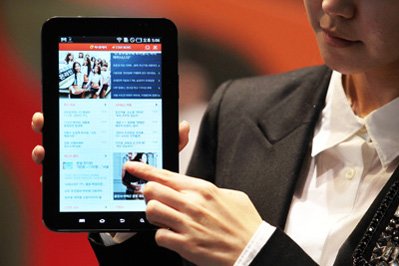 ↑삼성전자 태블릿PC '갤럭시탭'에서 빠르고 깊이있는 머니투데이 온오프라인 뉴스 뿐 아니라 생동감 넘치는 머니투데이방송(MTN)까지 볼 수 있는 모바일 뉴스애플리케이션 '머니투데이 탭(태블릿)'을 이용하고 있는 모습. 