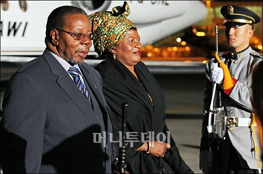 [사진]G20 정상 첫 입국, 말라위 대통령 부부