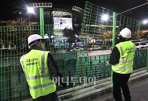 [사진]안전방호벽 설치되는 코엑스 주변도로