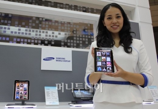↑ 삼성모바일디스플레이가 개발한 태블릿PC용 7인치 고화질 WSVGA AMOLED 제품. 
