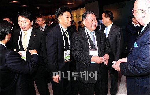 [사진]각국 CEO들과 환담 나누는 정몽구-최태원 회장