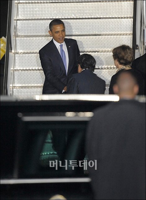 [사진]오바마 미 대통령, 여유 넘치는 인사