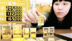 국제 금 시세가 폭등하면서 국내 금값도 3.75g(1돈)당 20만원을 넘어섰다. 10일 서울 신사동 (주)한국금거래소 직원이 골드바를 정리하고 있다. 이날 도매가는 20만5,000원으로 소폭 하락했다. [김태성 기자]