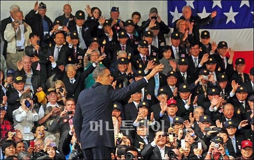 [사진]참전용사 격려하는 오바마 美 대통령