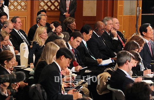 [사진]한-미 정상 회견 참석한 FTA 협상단 