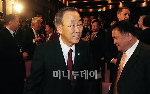 [사진]웃으며 국회 들어서는 반기문 총장