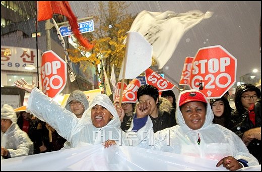 [사진]구호 외치는 해외운동가들