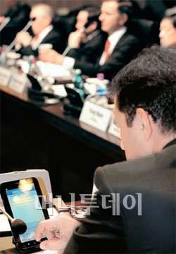 서울 G20 비즈니스 서밋에 참석한 한 CEO가 갤럭시탭을 이용해 회의자료를 보고 있다. [사진공동취재단]