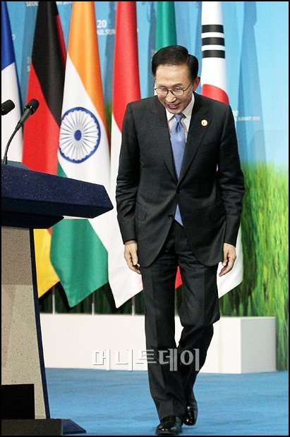 [사진]李 대통령 '환하게 웃으며 G20 폐막'