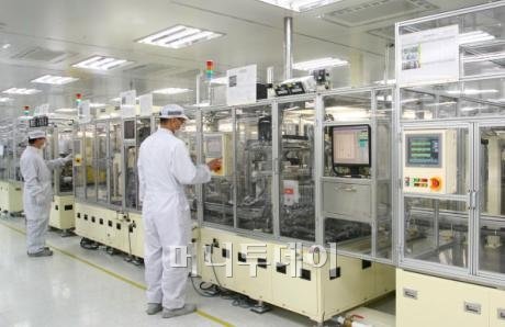 ↑세계 최초·최대규모의 LG화학 오창 전기차 배터리 공장의 생산라인 