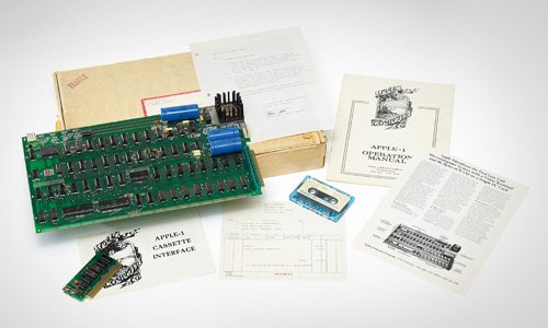 ▲사진1-1976년 애플 컴퓨터와 포장박스, 매뉴얼ⓒ사진=크리스티 제공