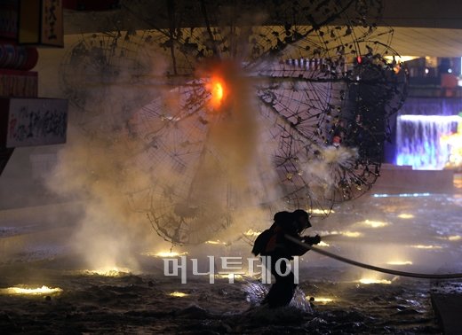 [사진]화재 진압하는 소방관