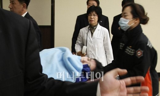 ▲윤혜연 선진당 대변인이 17일 오전 응급실로 후송되고 있다.