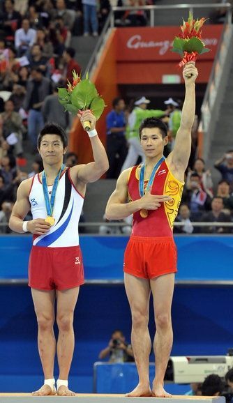 ↑남자체조 마루운동에서 공동 금메달을 수상한 한국의 김수면과 중국의 장청롱ⓒ2010년 광저우아시안게임 공식 홈페이지