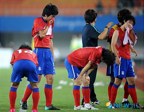 [AG 사진]축구 통한의 패배 '아쉬움의 눈물'