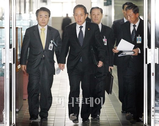 [사진]국회 들어서는 김태영 장관 '바쁘다 바빠'