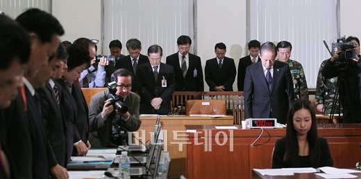 [사진]전사자 애도하는 김태영 장관과 국방위원들